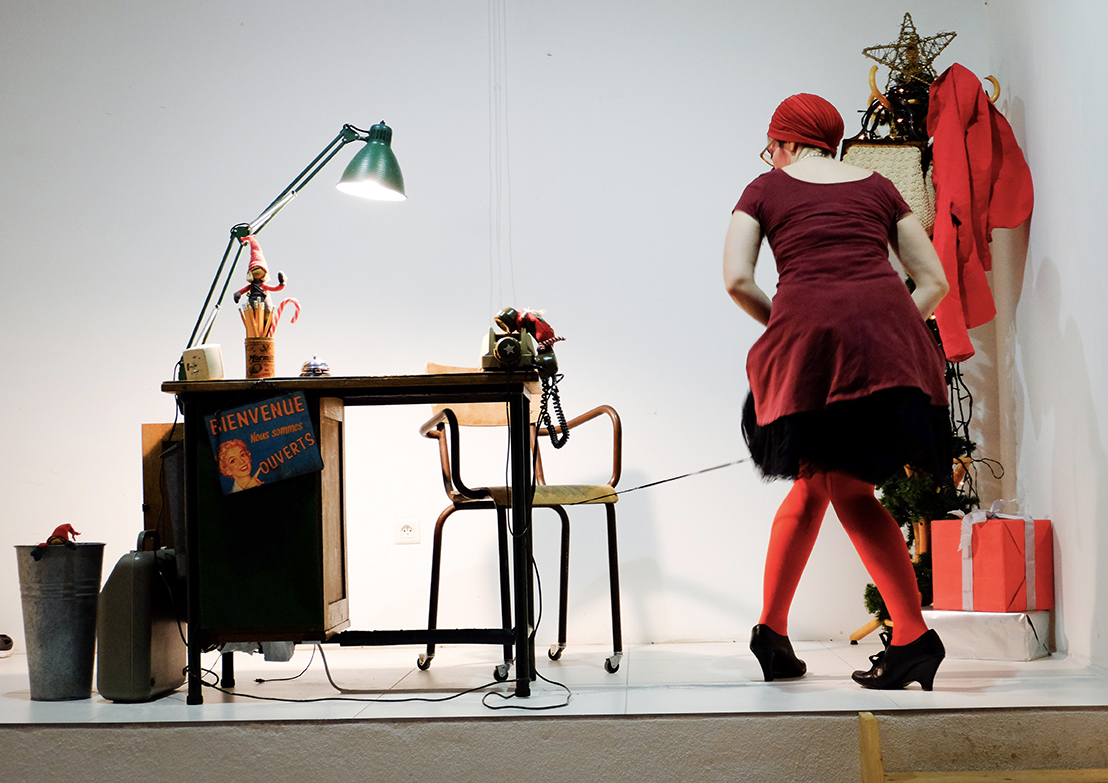 Les pieds dans les étoiles, clowne coincée dans la chaise