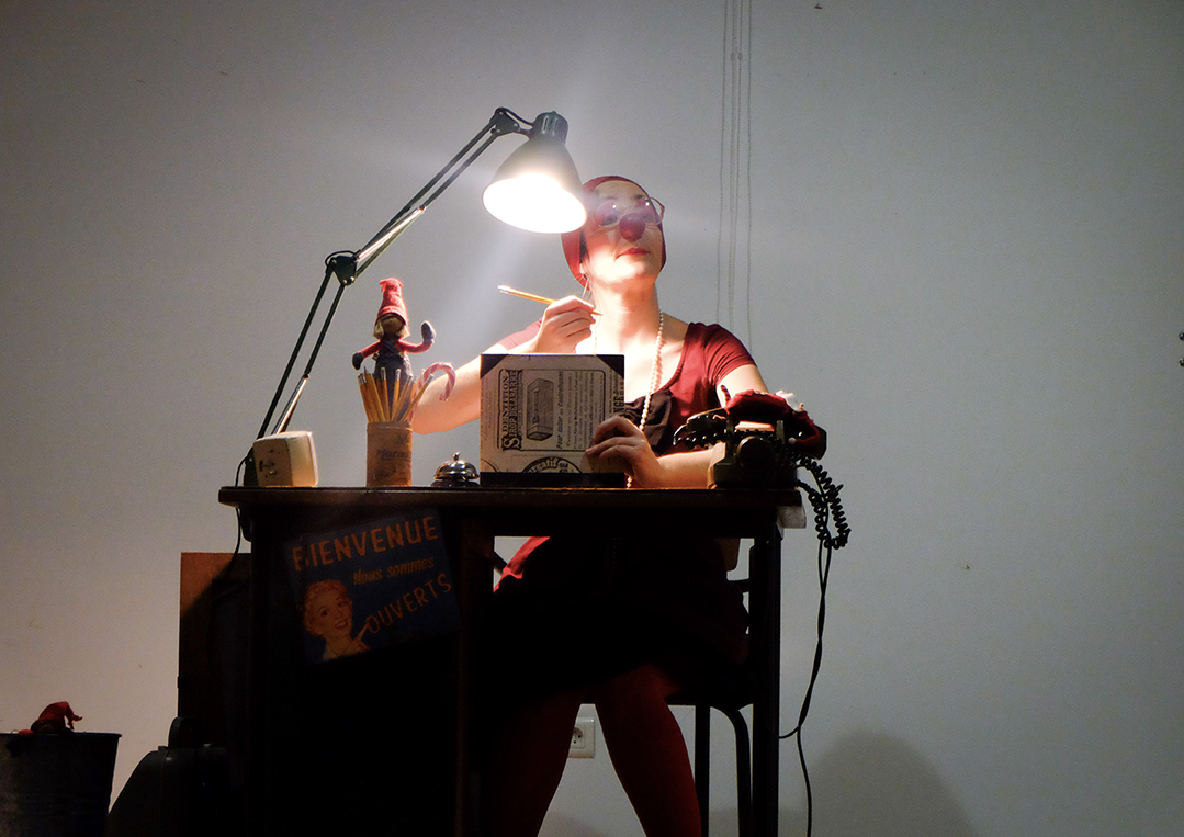 Les pieds dans les étoiles, sécrétaire à son bureau