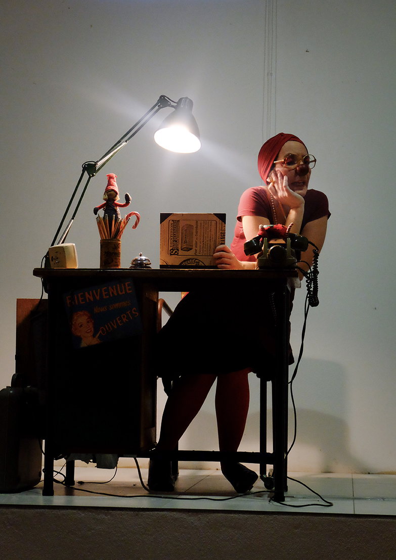 Les pieds dans les étoiles, clowne secrétaire à son bureau