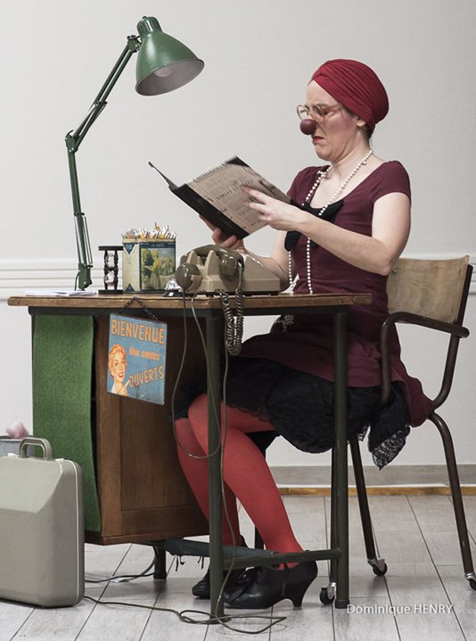 Les pieds dans les étoiles : clowne essayant de comprendre