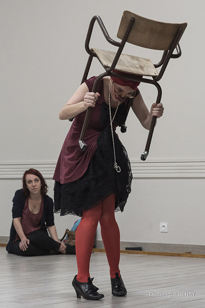 Les pieds dans les étoiles : clowne coincée sous la chaise à cause de sa robe