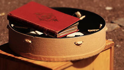 Accessoires criées publiques : livre et tambour