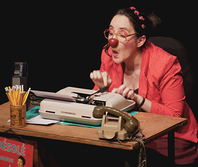 Clowne Ludivine, machine à écrire, Les Pieds dans les étoiles