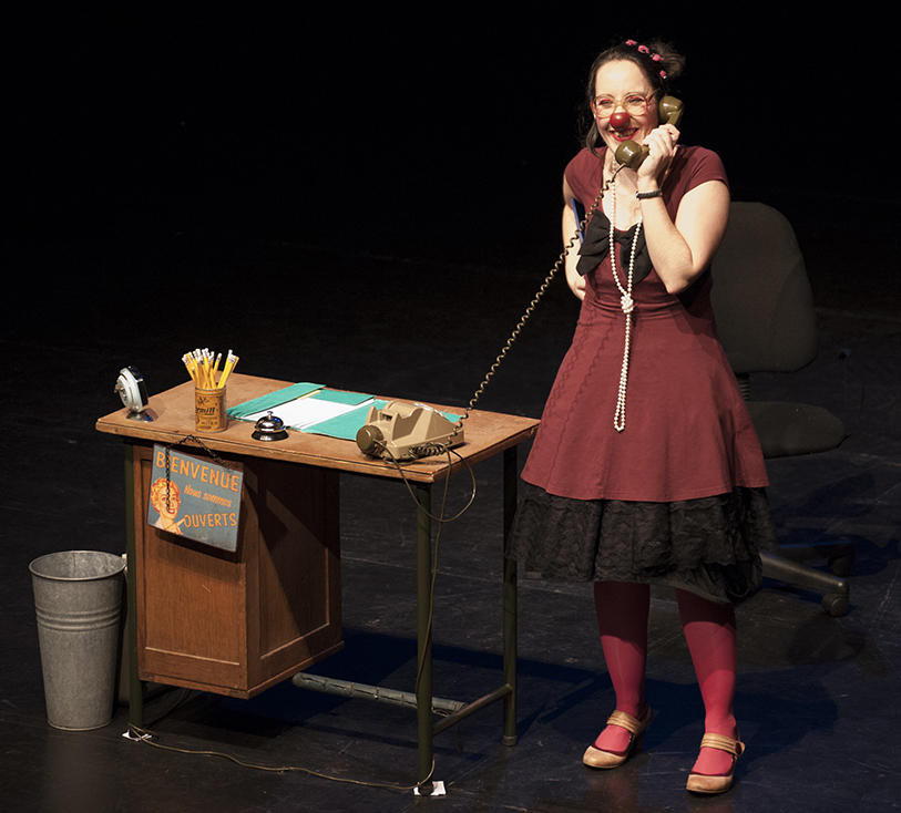 Ludivine au téléphone, les pieds dans les étoiles