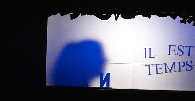 Lisa Lira, spectacle d'ombres et lumières, "il est temps", bleu